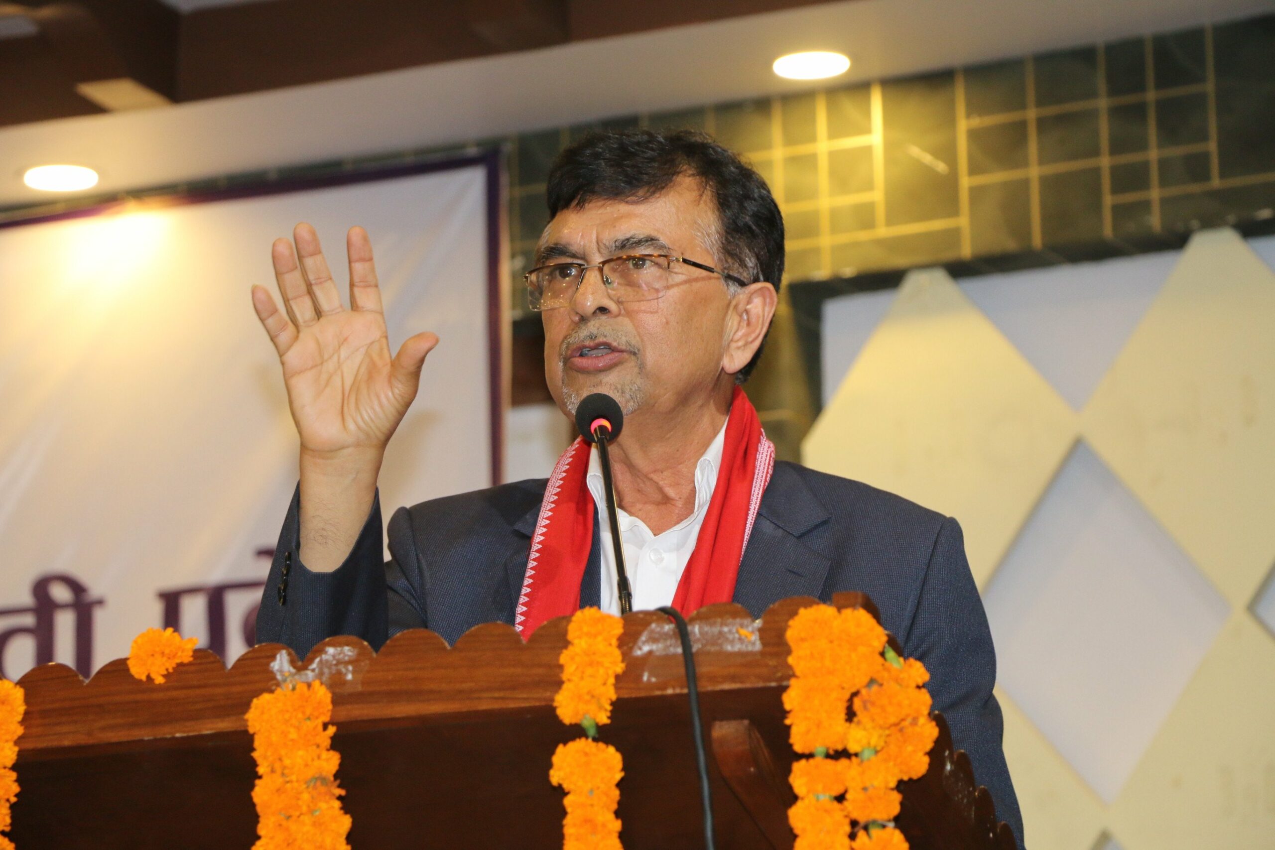 मुख्यमन्त्री हुँदा पाएकाे गाडी राजेन्द्र पाण्डेले अझै फिर्ता गरेनन्